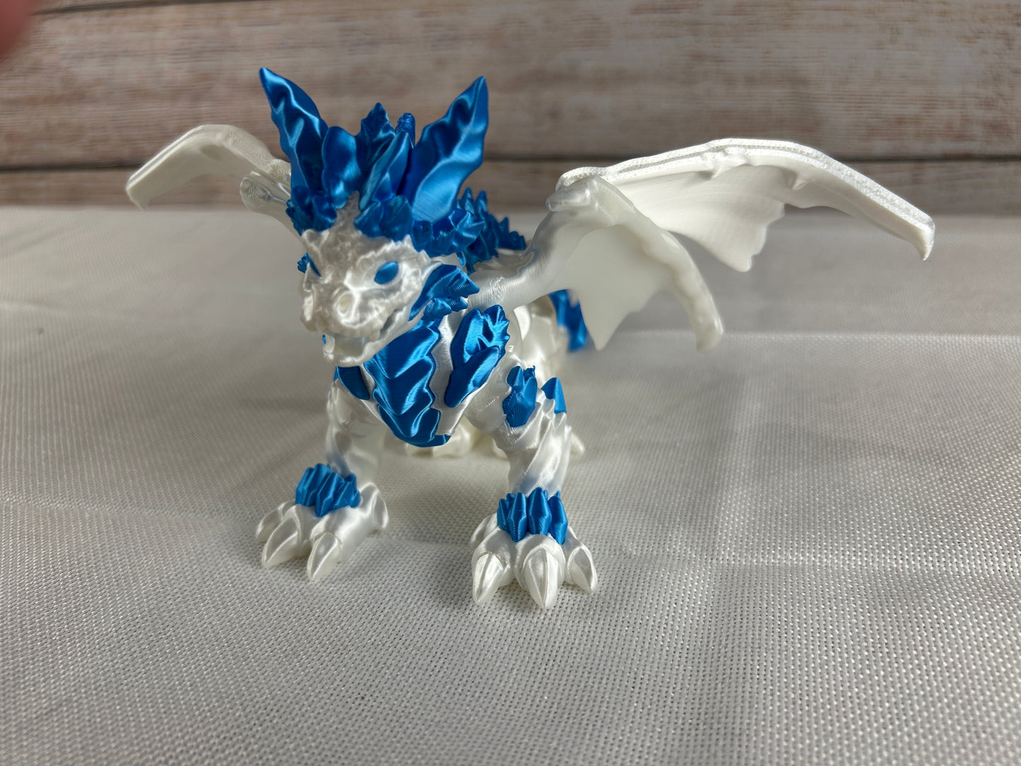 Eisdrache beweglich mit ausklappbaren Flügel seidenweiß/seidenblau, Sammlerfigur, Schreibtischdekoration, zweifarbig