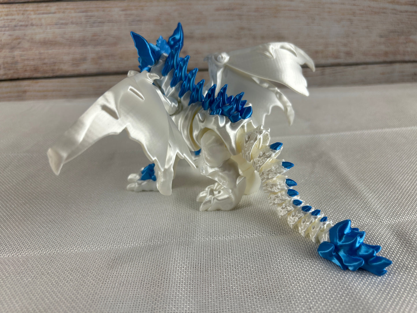 Eisdrache beweglich mit ausklappbaren Flügel seidenweiß/seidenblau, Sammlerfigur, Schreibtischdekoration, zweifarbig