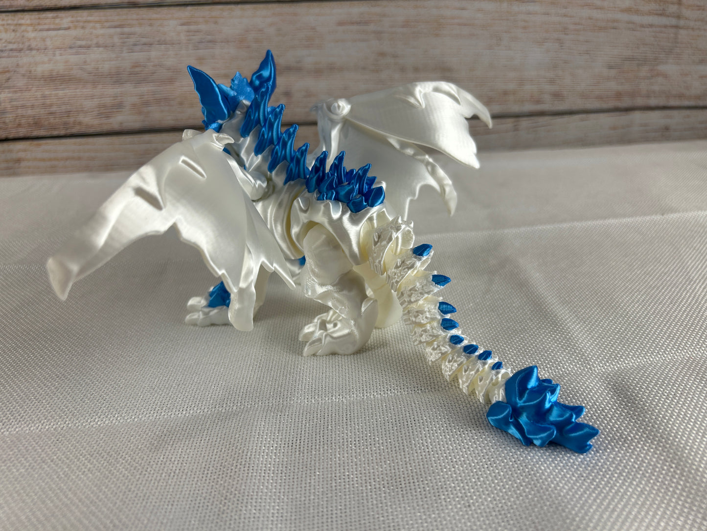 Eisdrache beweglich mit ausklappbaren Flügel seidenweiß/seidenblau, Sammlerfigur, Schreibtischdekoration, zweifarbig