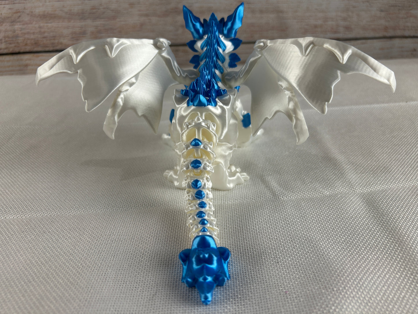 Eisdrache beweglich mit ausklappbaren Flügel seidenweiß/seidenblau, Sammlerfigur, Schreibtischdekoration, zweifarbig