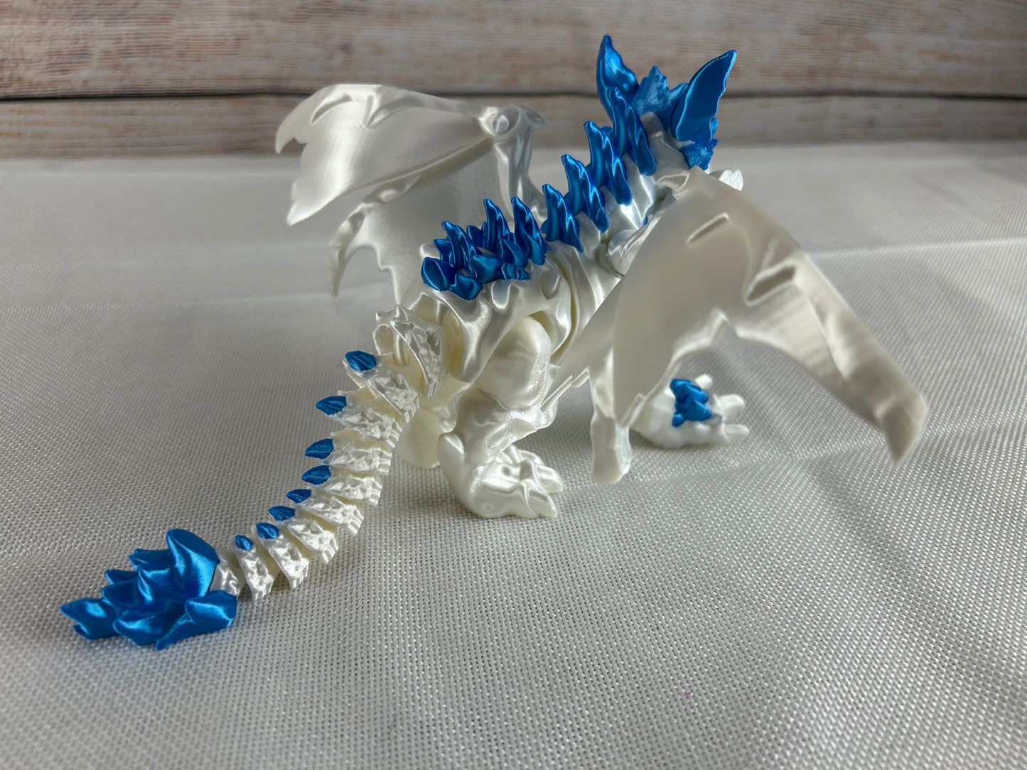 Eisdrache beweglich mit ausklappbaren Flügel seidenweiß/seidenblau, Sammlerfigur, Schreibtischdekoration, zweifarbig