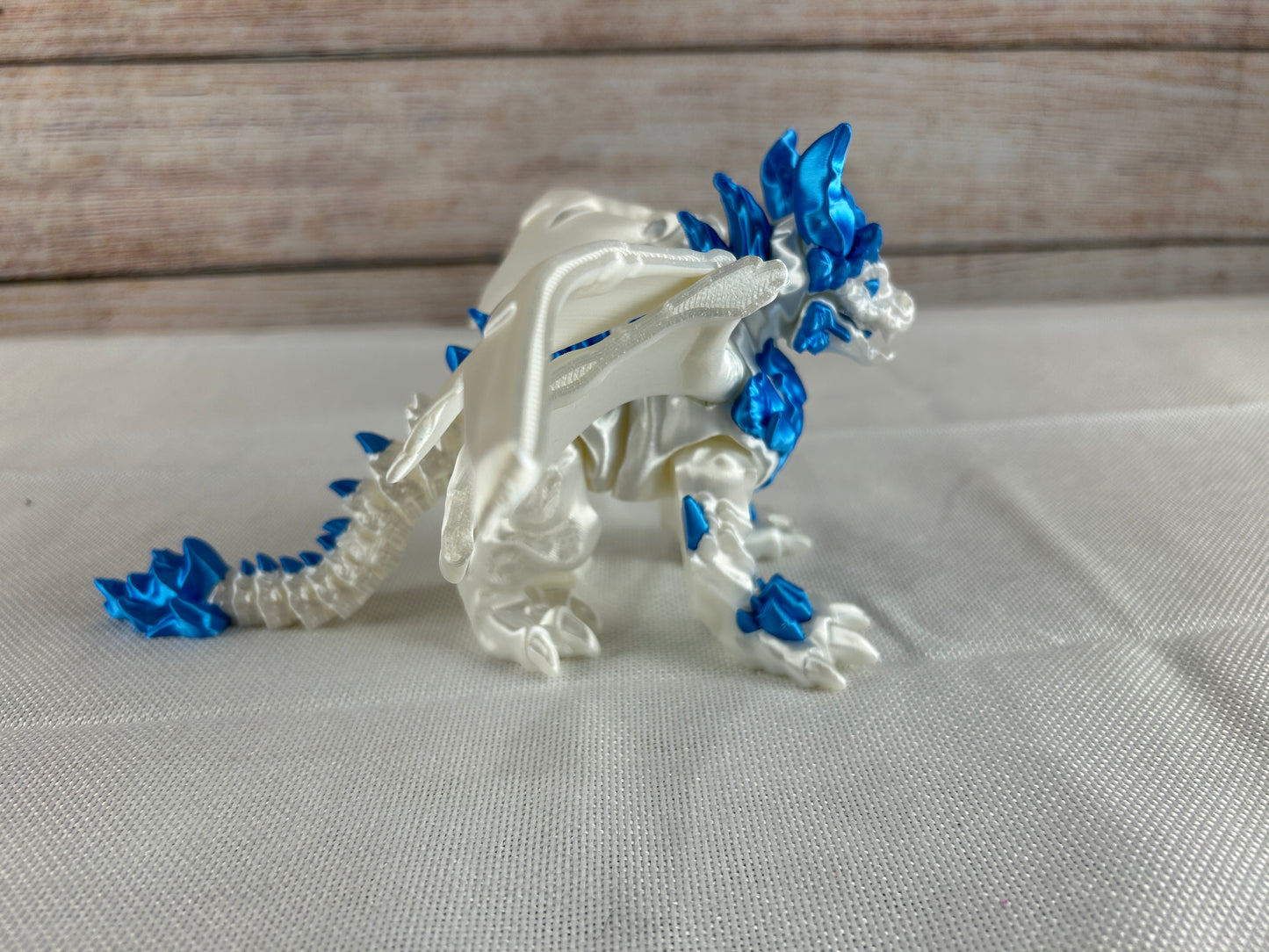 Eisdrache beweglich mit ausklappbaren Flügel seidenweiß/seidenblau, Sammlerfigur, Schreibtischdekoration, zweifarbig
