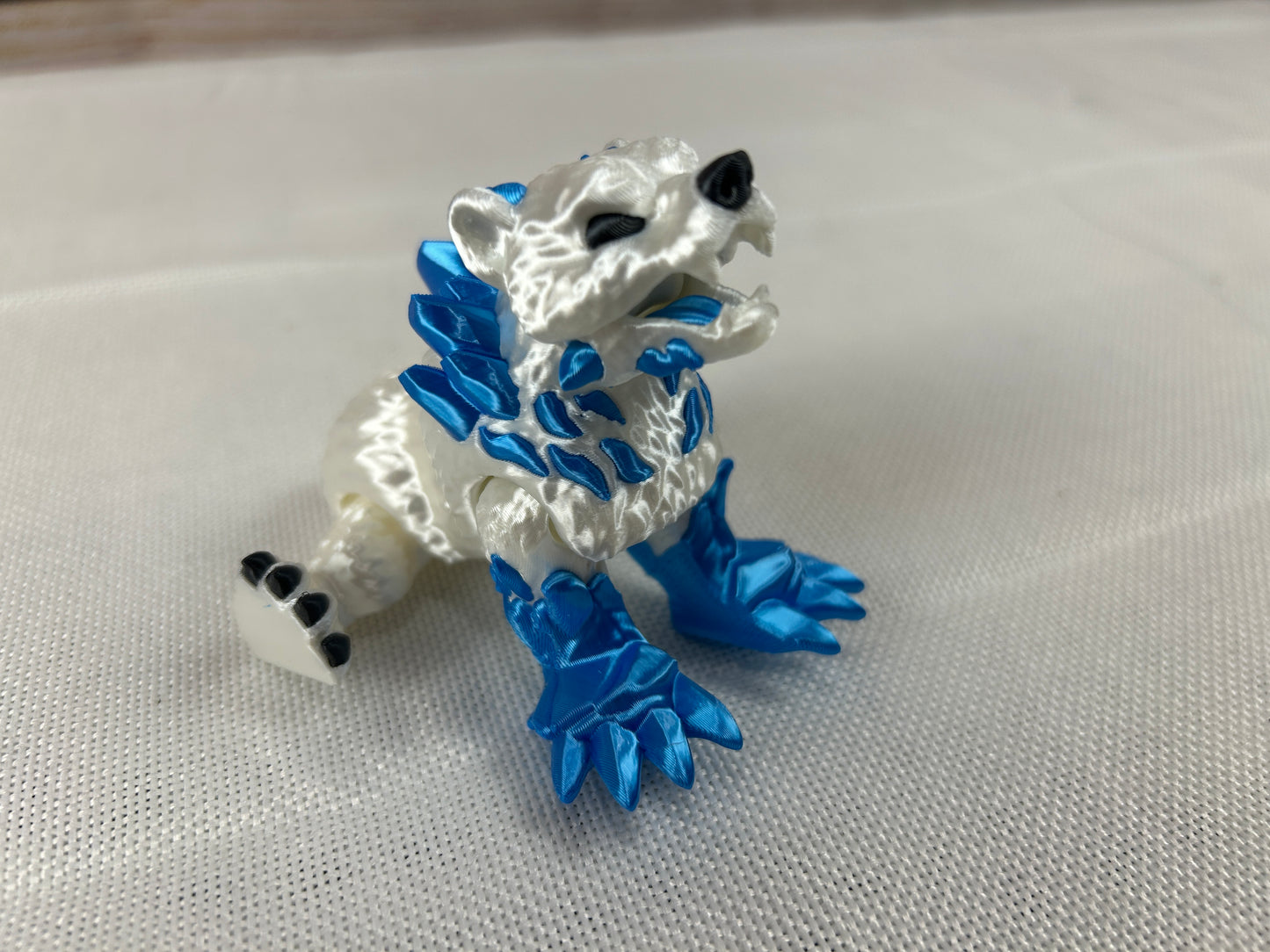 Eisgrizzly, beweglich, weiß-blau glänzend aus SILK PLA, kunstvolle Dekofigur, Eisgrizzlybär, Frostgrizzly, Arktische Dekoration, Regaldeko