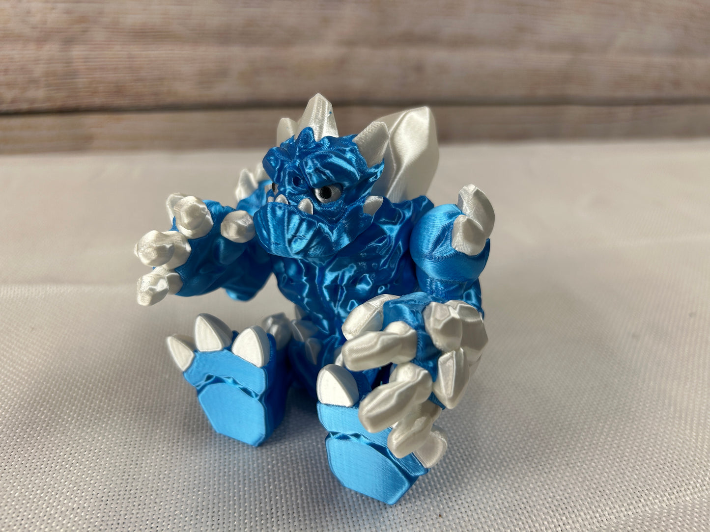 Eisgolem, beweglich, blau-weiß glänzend aus SILK PLA, "Frostor, der Wächter des Eisreichs“, Frostgolem artisches Fabelwesen – Dekofigur