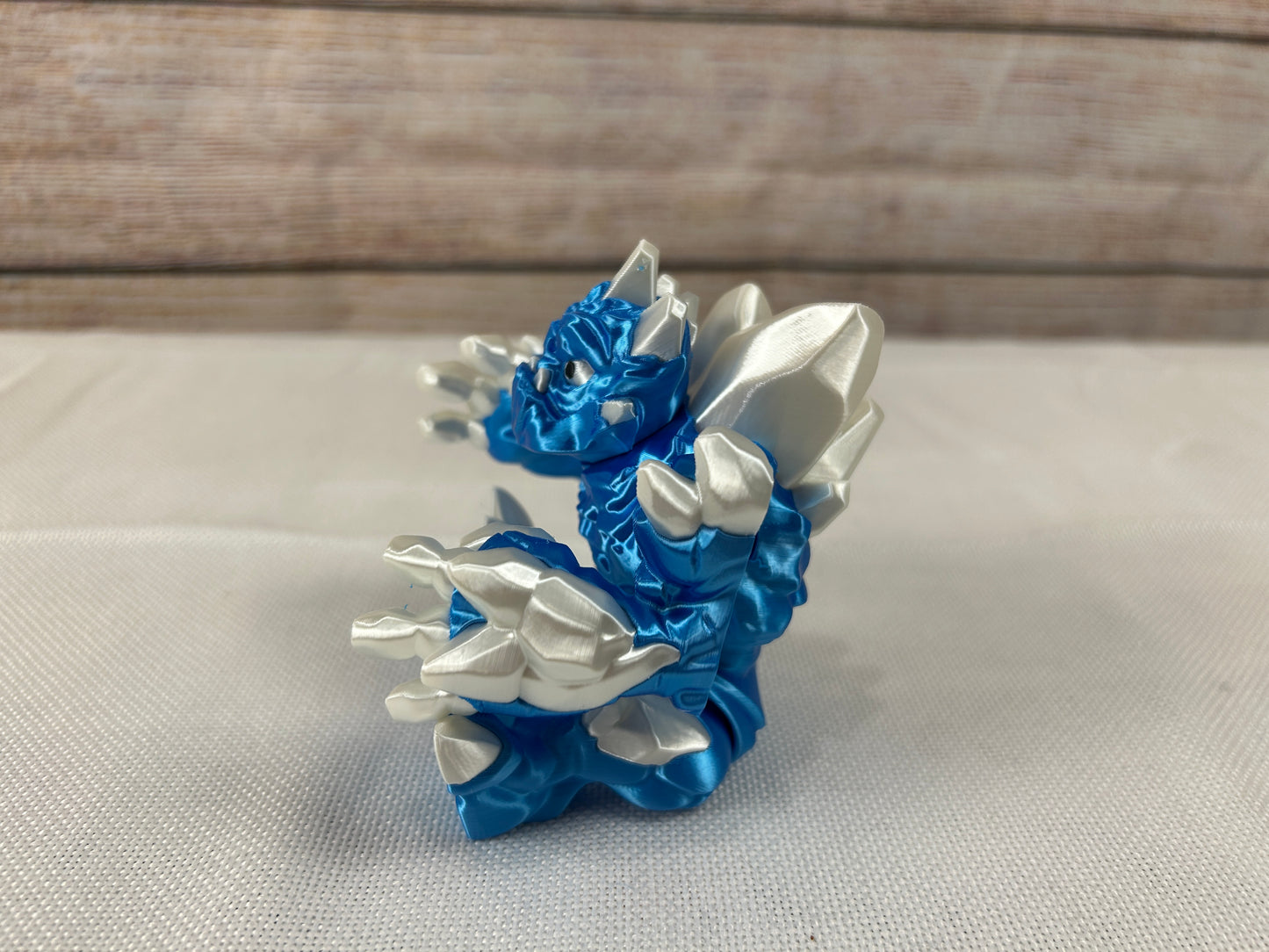 Eisgolem, beweglich, blau-weiß glänzend aus SILK PLA, "Frostor, der Wächter des Eisreichs“, Frostgolem artisches Fabelwesen – Dekofigur
