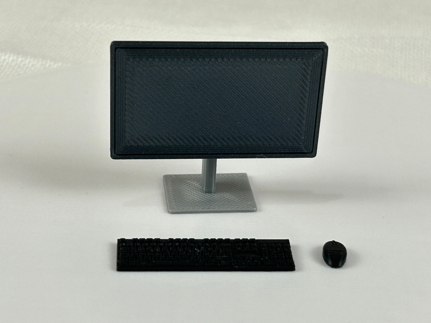 Miniatur Computer Set 1:12 – 3-teiliges Schreibtisch Zubehör – 24 Zoll Monitor, Tastatur & Maus – Puppenhaus PC