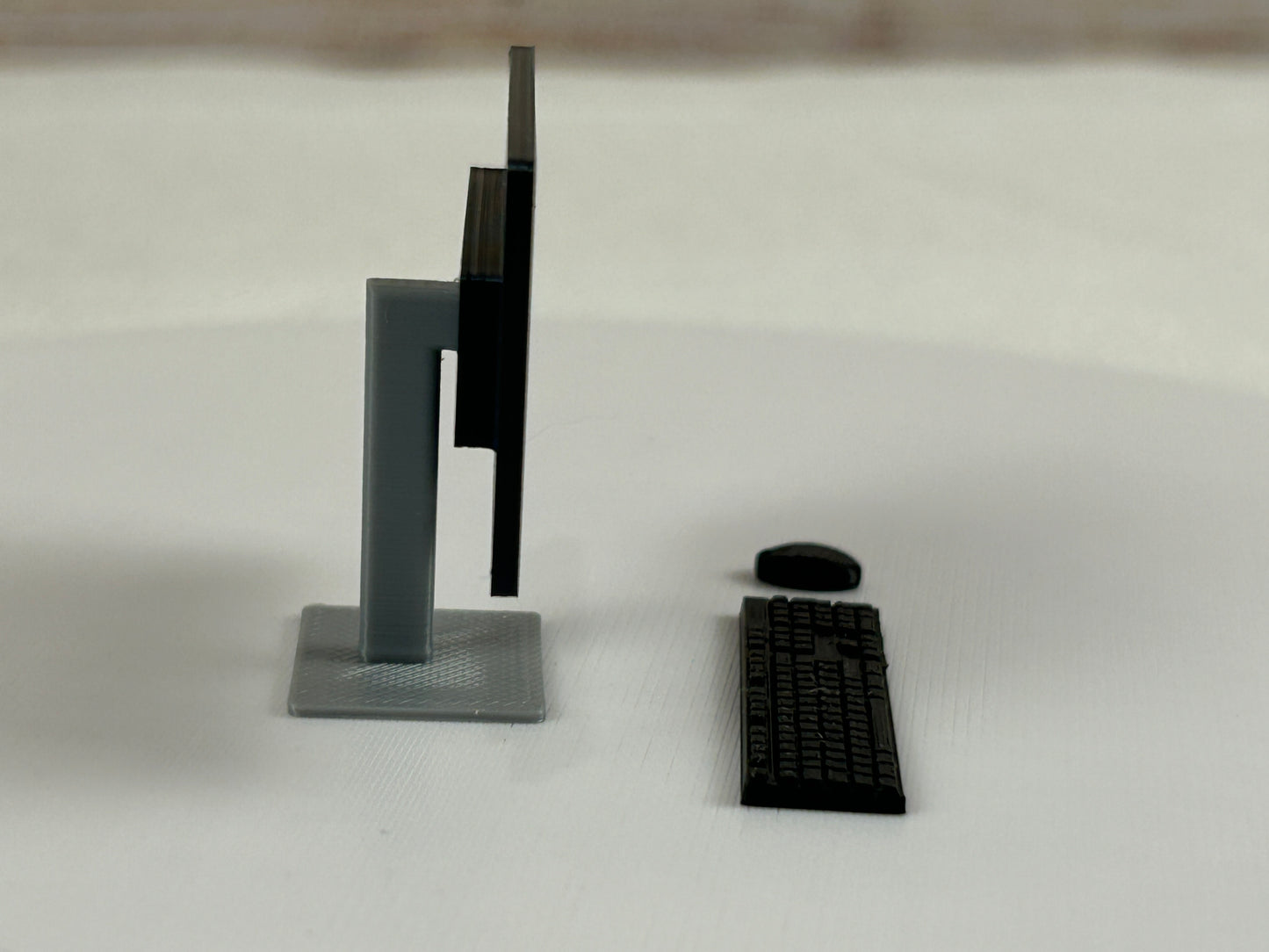 Miniatur Computer Set 1:12 – 3-teiliges Schreibtisch Zubehör – 24 Zoll Monitor, Tastatur & Maus – Puppenhaus PC