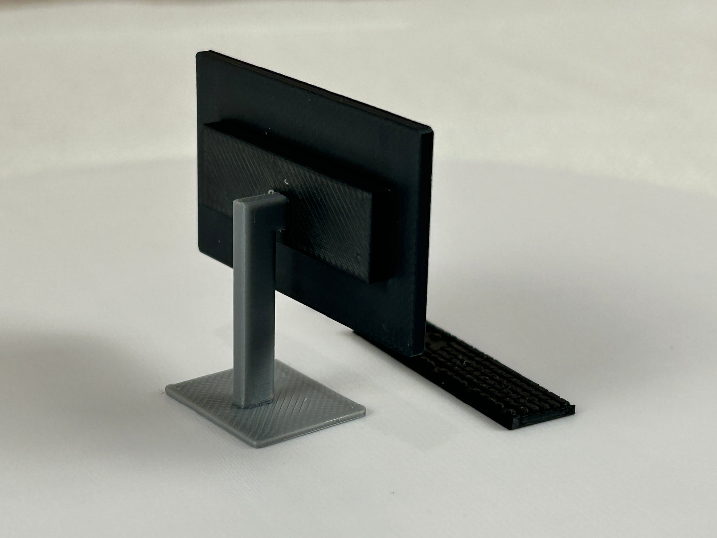 Miniatur Computer Set 1:12 – 3-teiliges Schreibtisch Zubehör – 24 Zoll Monitor, Tastatur & Maus – Puppenhaus PC