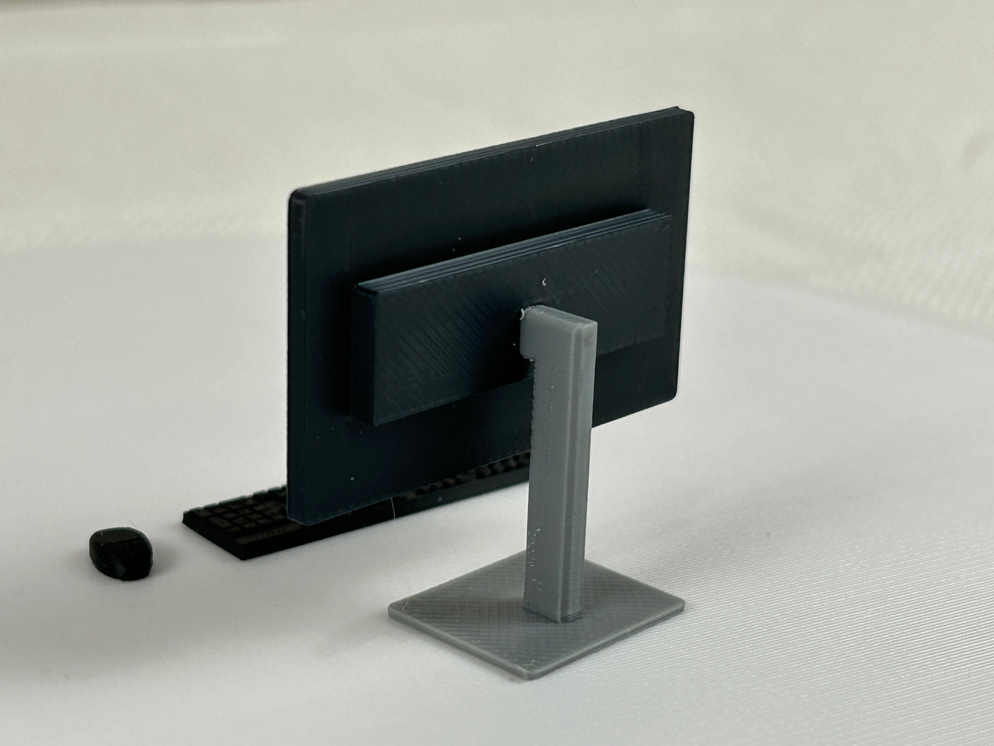 Miniatur Computer Set 1:12 – 3-teiliges Schreibtisch Zubehör – 24 Zoll Monitor, Tastatur & Maus – Puppenhaus PC