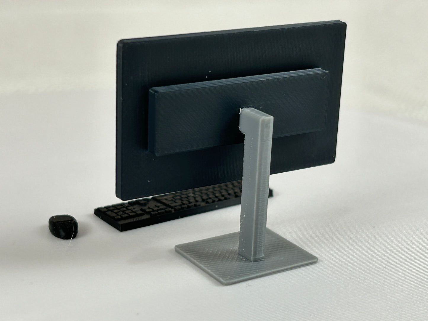 Miniatur Computer Set 1:12 – 3-teiliges Schreibtisch Zubehör – 24 Zoll Monitor, Tastatur & Maus – Puppenhaus PC