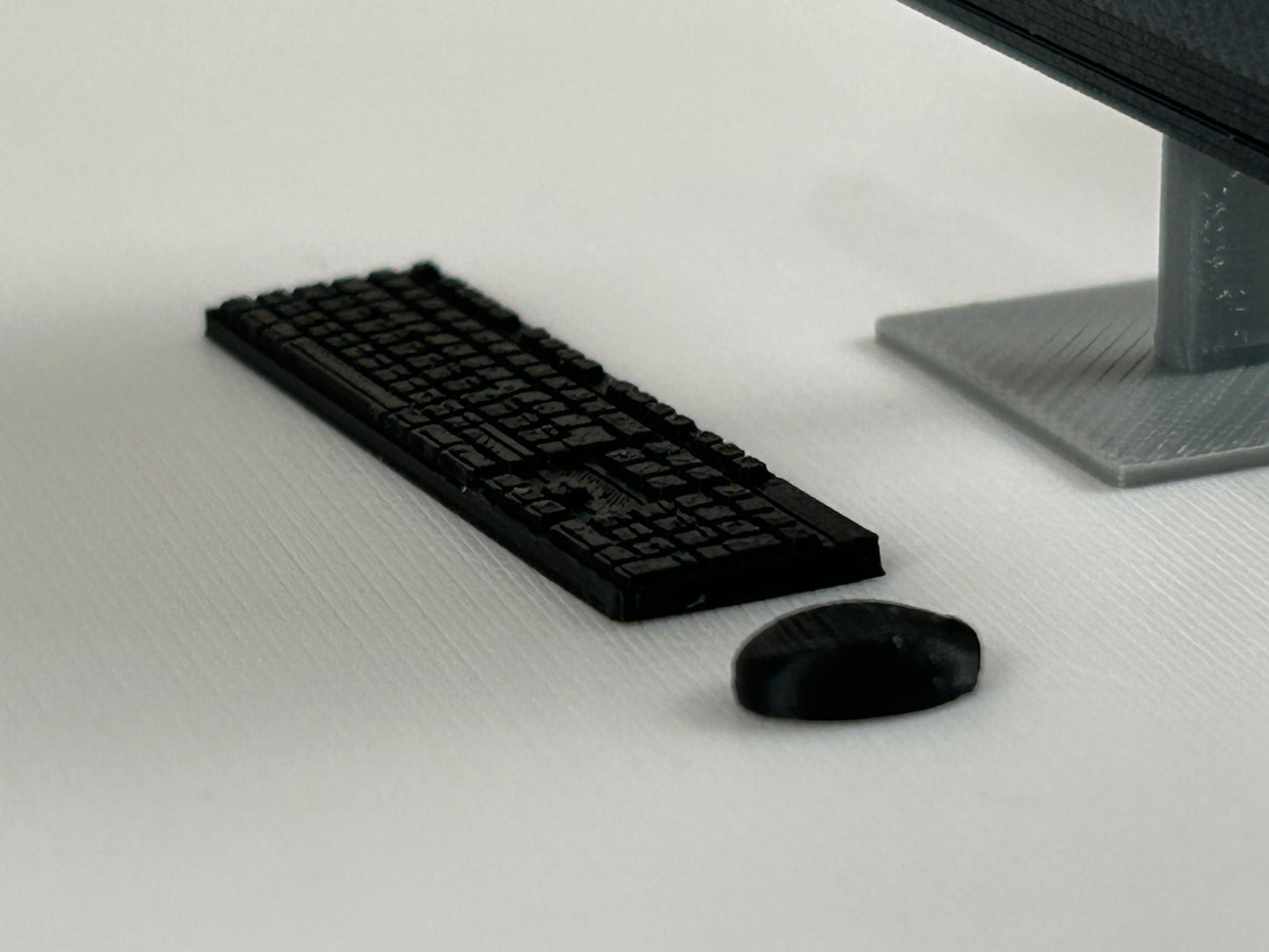 Miniatur Computer Set 1:12 – 3-teiliges Schreibtisch Zubehör – 24 Zoll Monitor, Tastatur & Maus – Puppenhaus PC