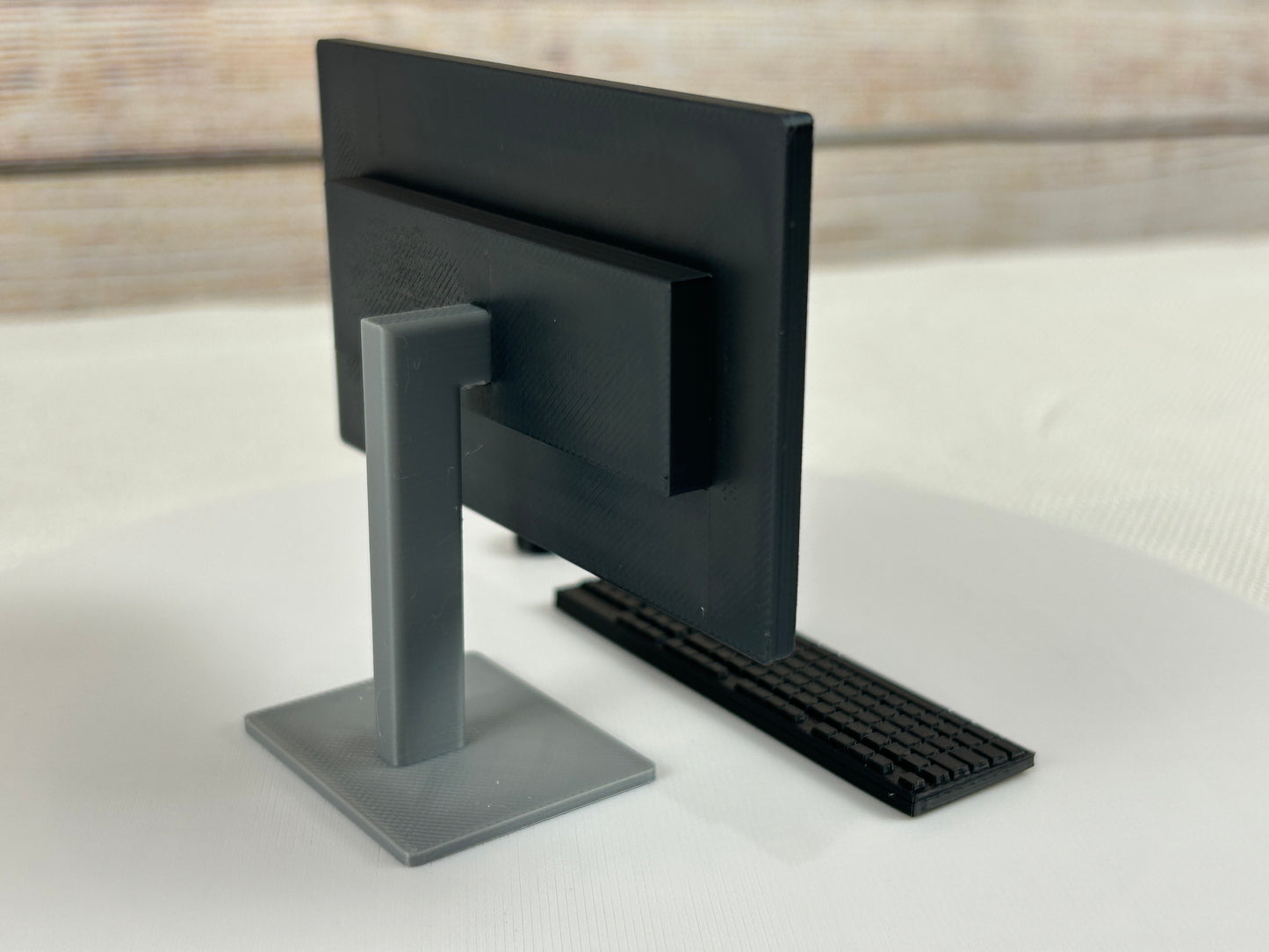 Miniatur Computer Set 1:6 – 3-teiliges Schreibtisch Zubehör – 24 Zoll Monitor, Tastatur & Maus – Puppenhaus PC