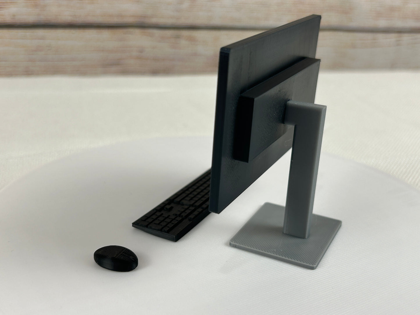 Miniatur Computer Set 1:6 – 3-teiliges Schreibtisch Zubehör – 24 Zoll Monitor, Tastatur & Maus – Puppenhaus PC