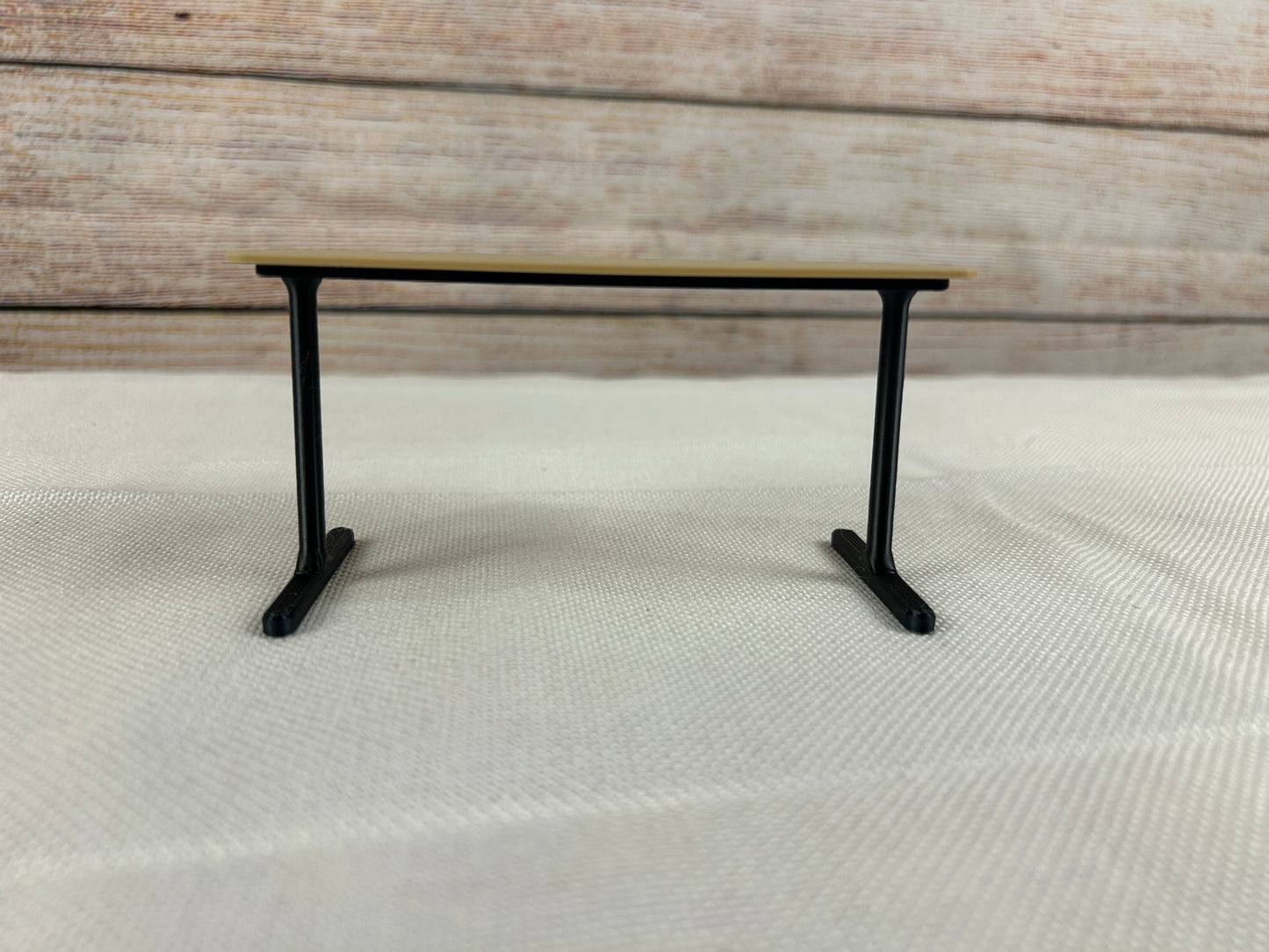Moderner Miniatur-Schreibtisch 1:12 – Puppenhaus Computertisch / Designer-Tisch für Sammler & Spielwelten