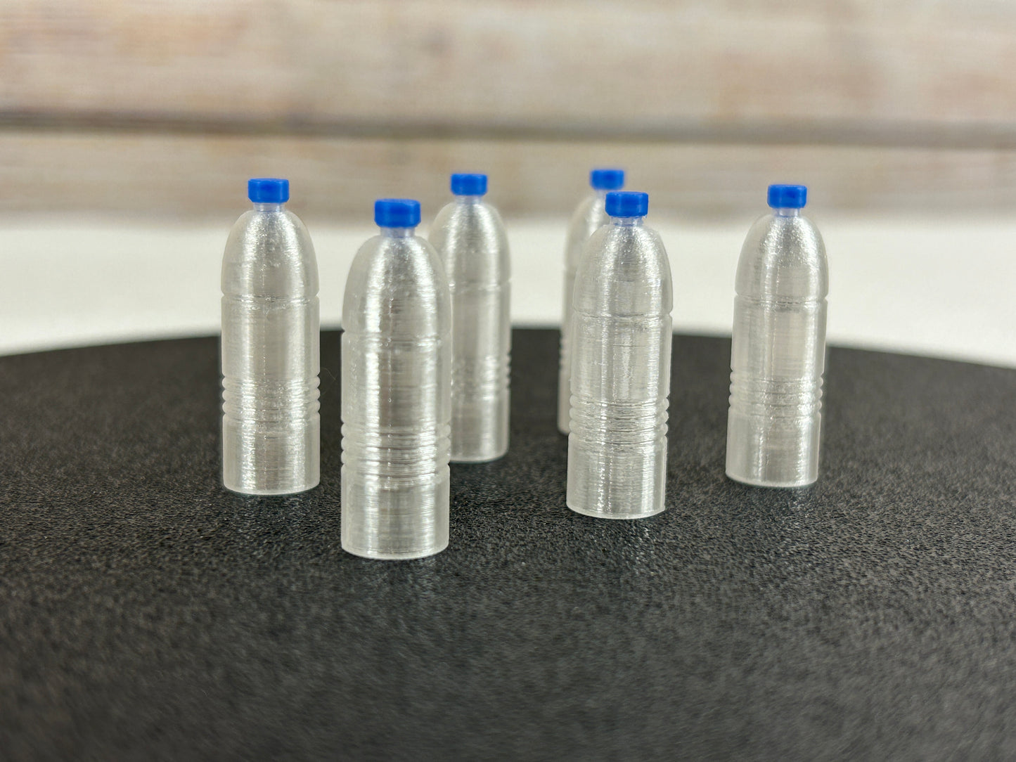 Miniatur Wasserflaschen 1:12 – 6er-Set, Puppenhaus Zubehör für Modepuppen & Sammelfiguren