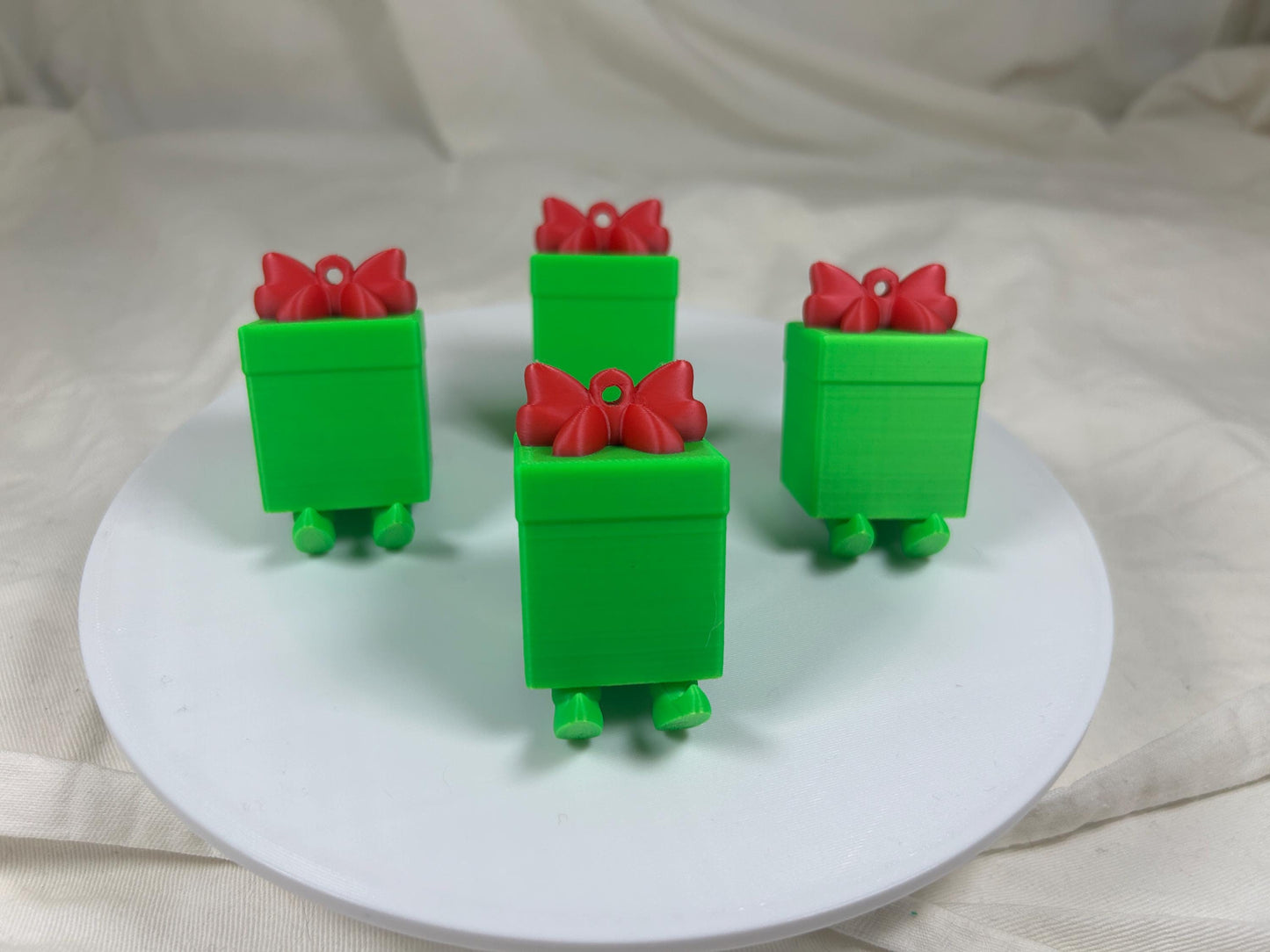 Geschenk mit baumelnden Füßchen 4er Set - Weihnachtsbaumdeko – grüne Geschenke mit roter Schleife – Christbaumschmuck, Christbaumbehang