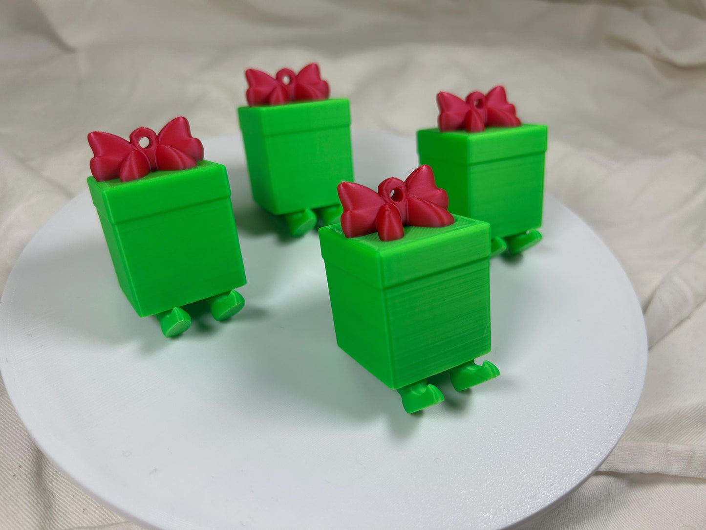 Geschenk mit baumelnden Füßchen 4er Set - Weihnachtsbaumdeko – grüne Geschenke mit roter Schleife – Christbaumschmuck, Christbaumbehang