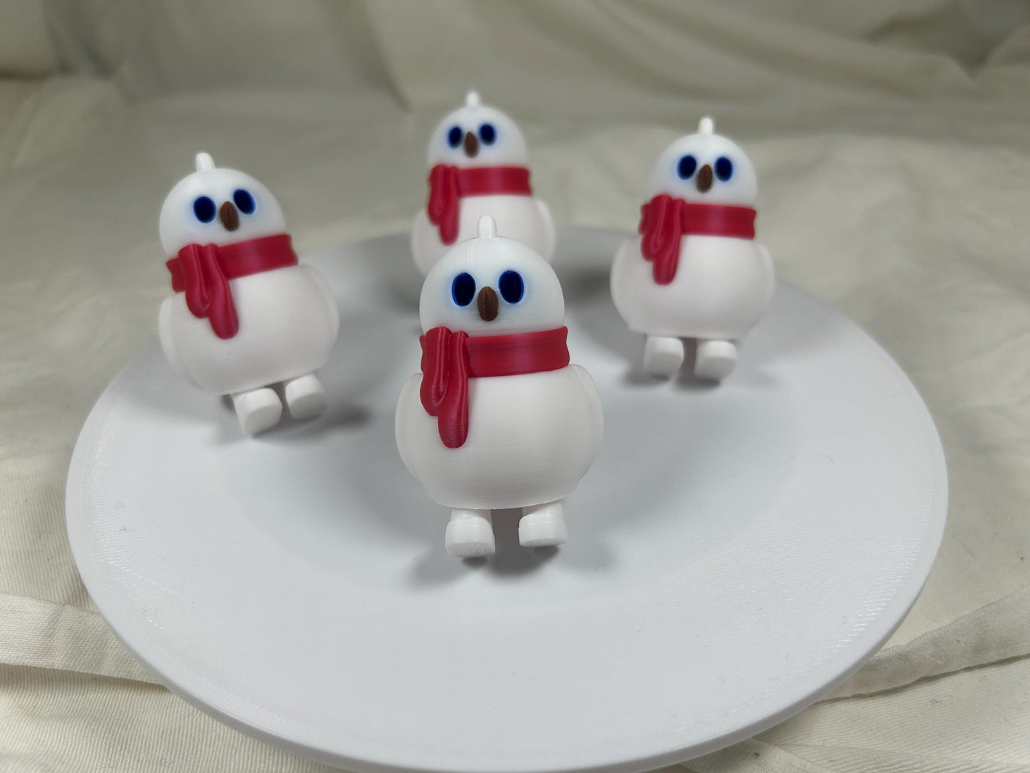 Schneemann mit rotem Schal 4er Set – Christbaumbehang - Festliche Weihnachtsdeko mit herabbaumelnden Füßchen – Christbaumschmuck