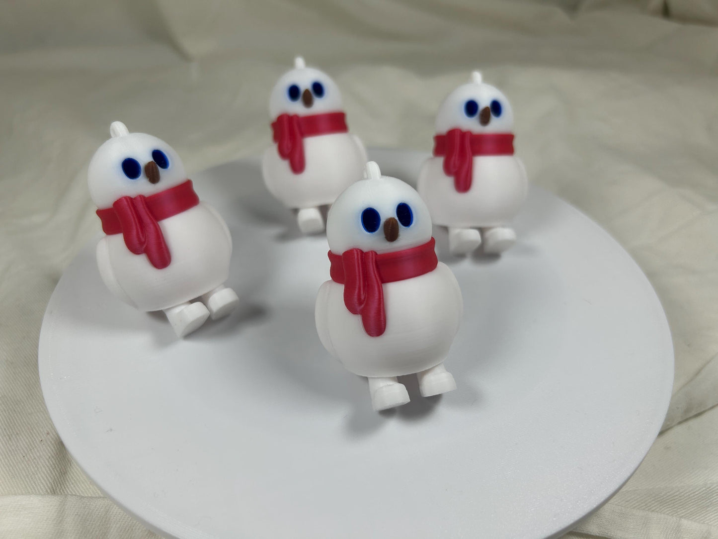 Schneemann mit rotem Schal 4er Set – Christbaumbehang - Festliche Weihnachtsdeko mit herabbaumelnden Füßchen – Christbaumschmuck