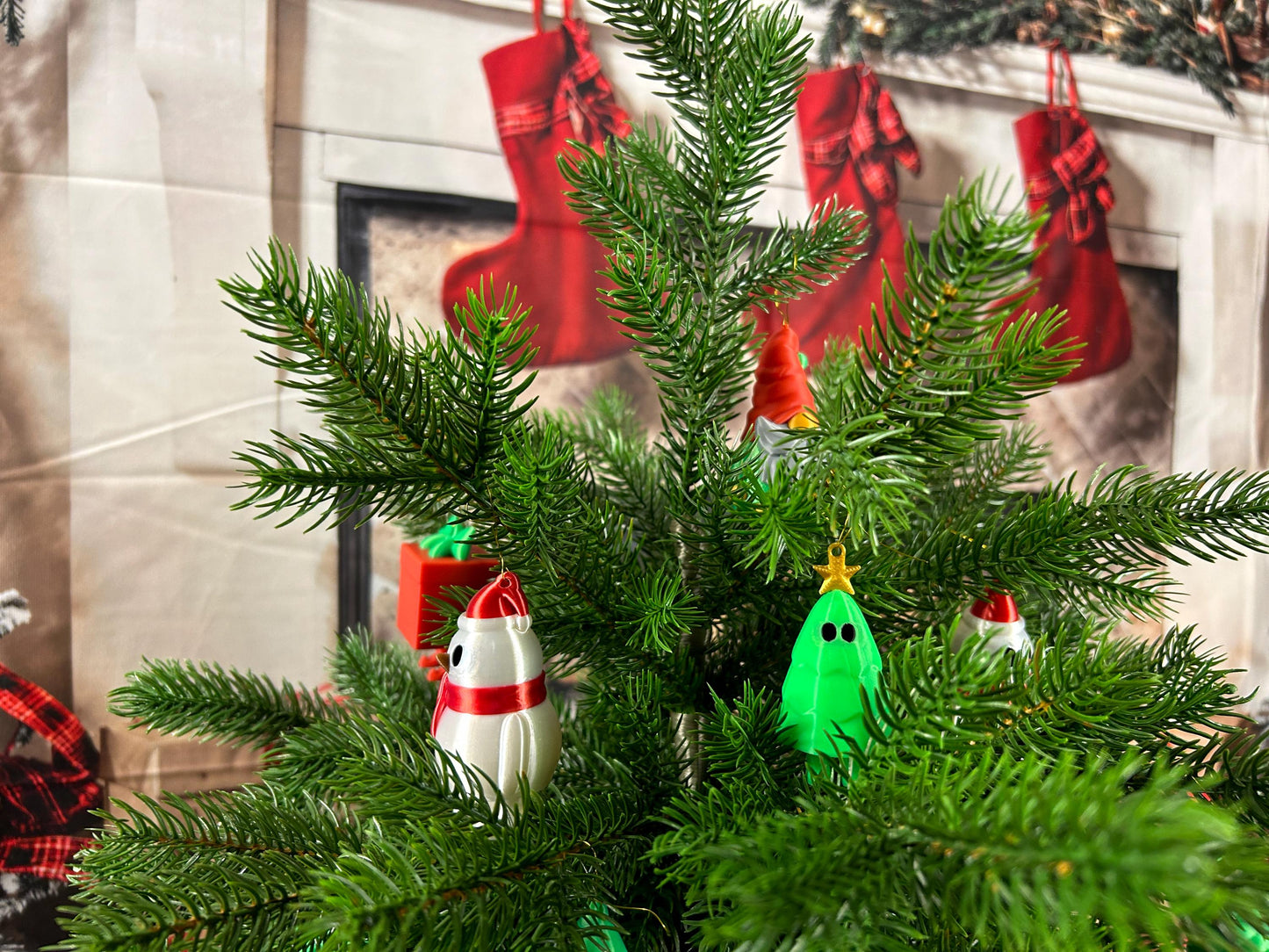 Christbaumschmuck 16-teiliges Set – Schneemänner, Weihnachtswichtel, Geschenke & Weihnachtsbäume in festlichen Farben - Weihnachtsdeko