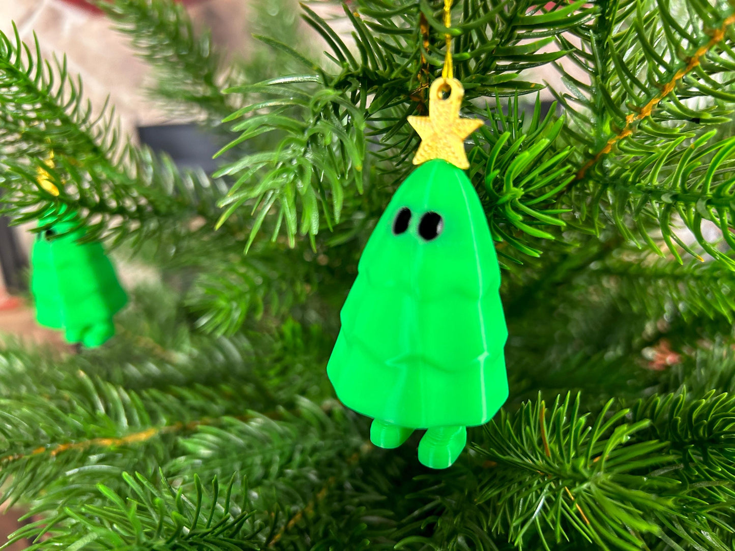 Weihnachtsbaum mit Stern 4er Set – Christbaumschmuck mit baumelnden Füßen und goldenem Stern, Weihnachtsdeko, Christbaumbehang
