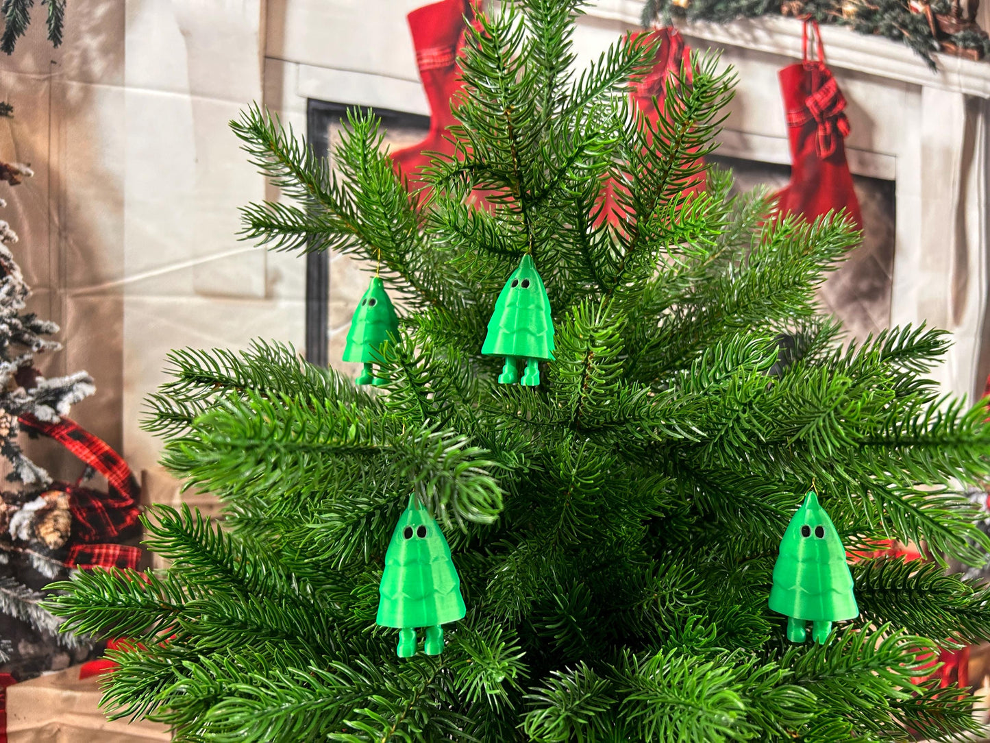 Weihnachtsbaum mit baumelnden Füßchen 4er Set - Weihnachtsdeko – Christbaumschmuck, Christbaumkugel, Weihnachtsbaumbehang