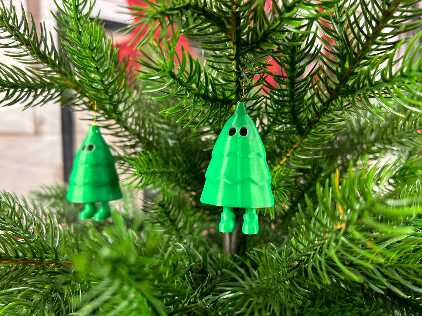 Weihnachtsbaum mit baumelnden Füßchen 4er Set - Weihnachtsdeko – Christbaumschmuck, Christbaumkugel, Weihnachtsbaumbehang