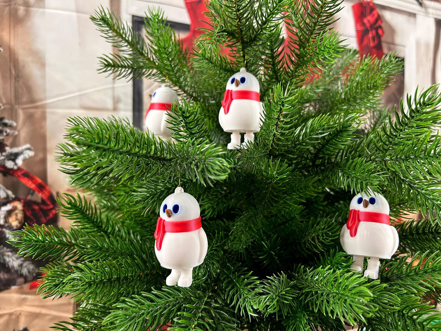 Schneemann mit rotem Schal 4er Set – Christbaumbehang - Festliche Weihnachtsdeko mit herabbaumelnden Füßchen – Christbaumschmuck
