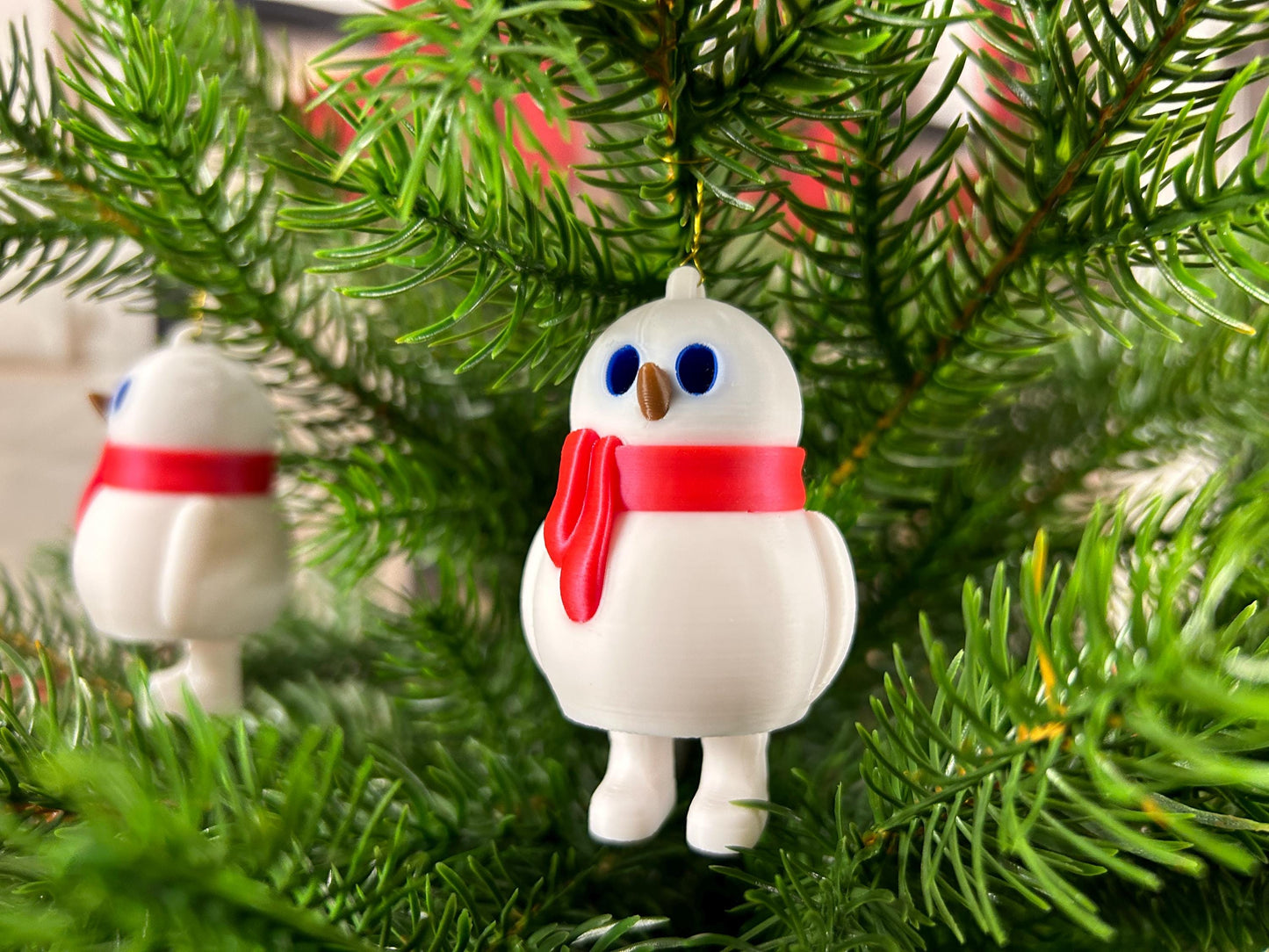 Schneemann mit rotem Schal 4er Set – Christbaumbehang - Festliche Weihnachtsdeko mit herabbaumelnden Füßchen – Christbaumschmuck