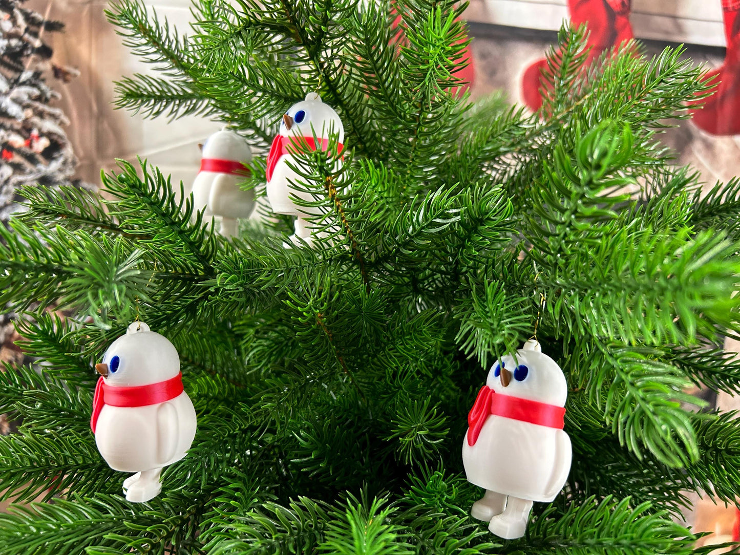 Schneemann mit rotem Schal 4er Set – Christbaumbehang - Festliche Weihnachtsdeko mit herabbaumelnden Füßchen – Christbaumschmuck