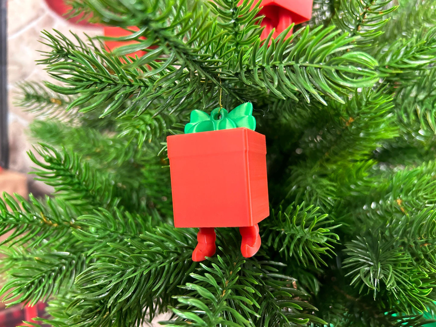 Geschenk mit baumelnden Füßchen 4er Set - Weihnachtsbaumdeko – 4 rote Geschenken mit grünen Schleifen – Christbaumschmuck, Christbaumbehang
