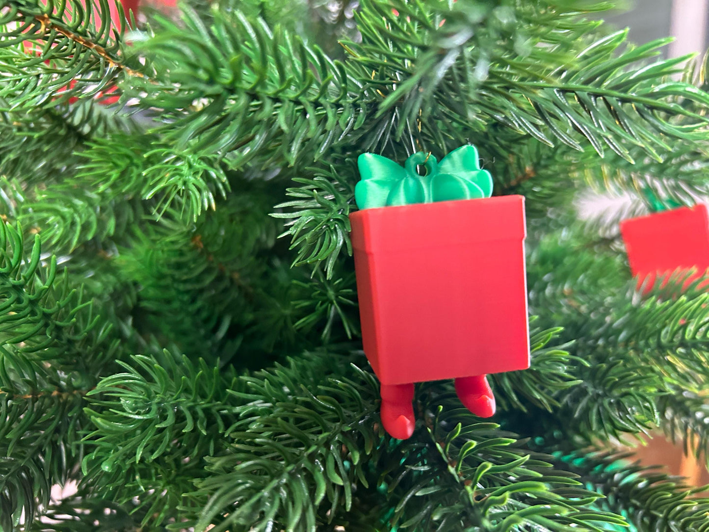 Geschenk mit baumelnden Füßchen 4er Set - Weihnachtsbaumdeko – 4 rote Geschenken mit grünen Schleifen – Christbaumschmuck, Christbaumbehang