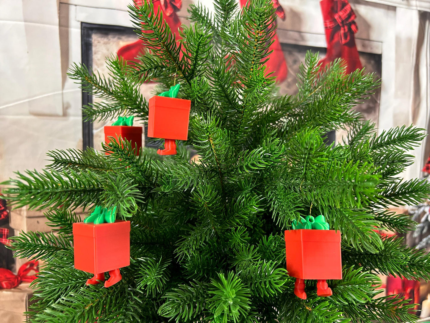 Geschenk mit baumelnden Füßchen 4er Set - Weihnachtsbaumdeko – 4 rote Geschenken mit grünen Schleifen – Christbaumschmuck, Christbaumbehang