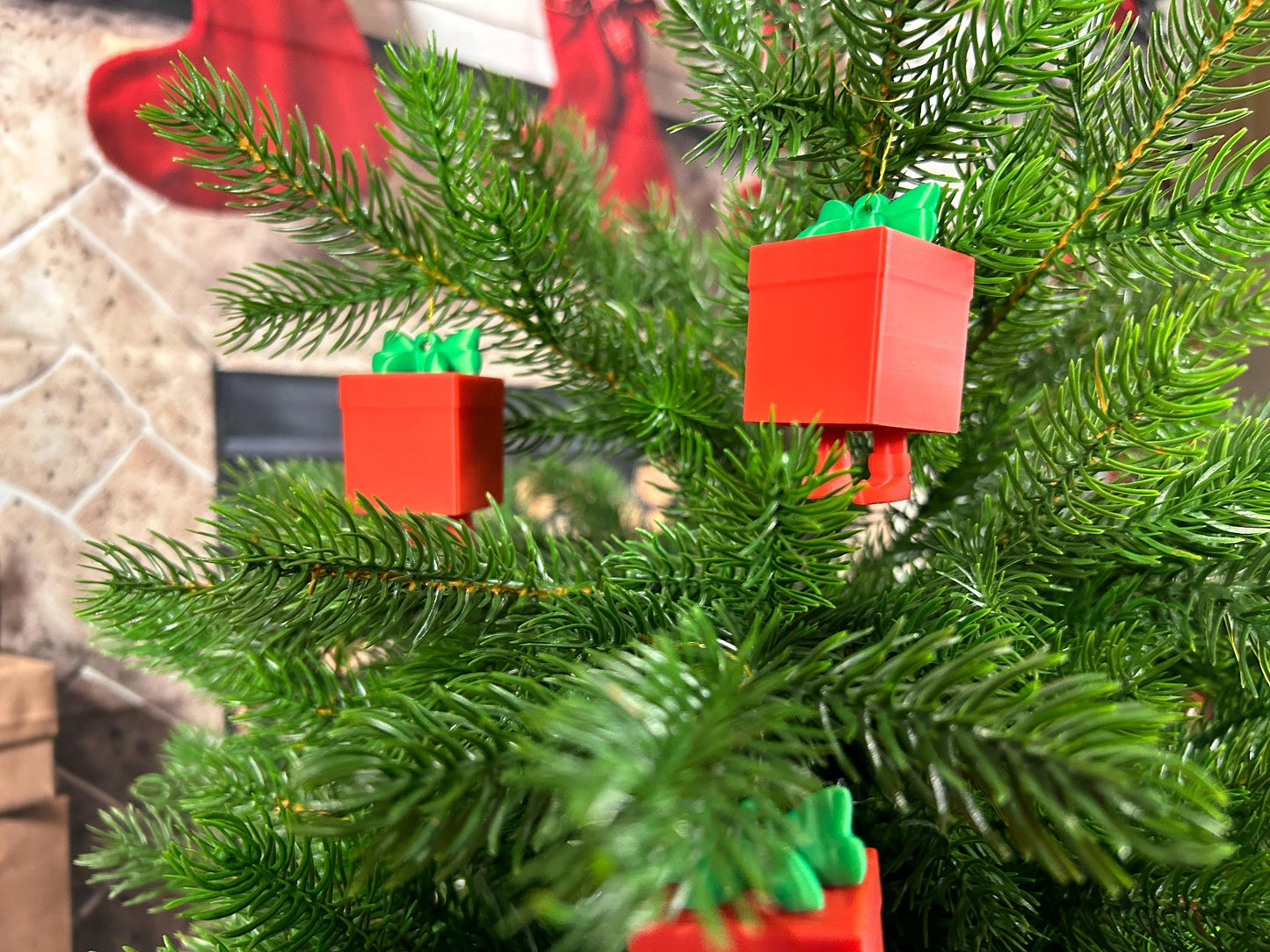 Geschenk mit baumelnden Füßchen 4er Set - Weihnachtsbaumdeko – 4 rote Geschenken mit grünen Schleifen – Christbaumschmuck, Christbaumbehang