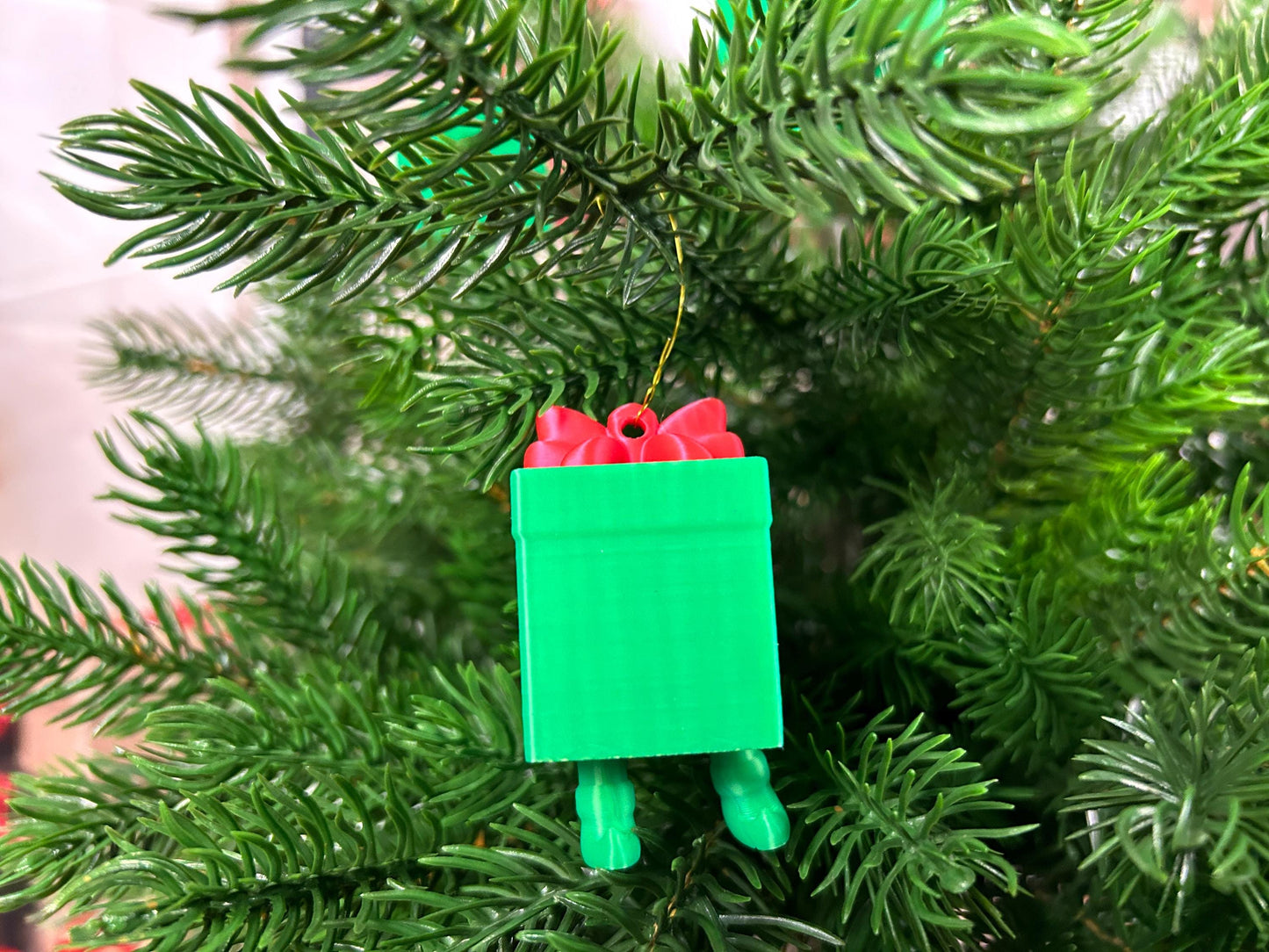 Geschenk mit baumelnden Füßchen 4er Set - Weihnachtsbaumdeko – grüne Geschenke mit roter Schleife – Christbaumschmuck, Christbaumbehang