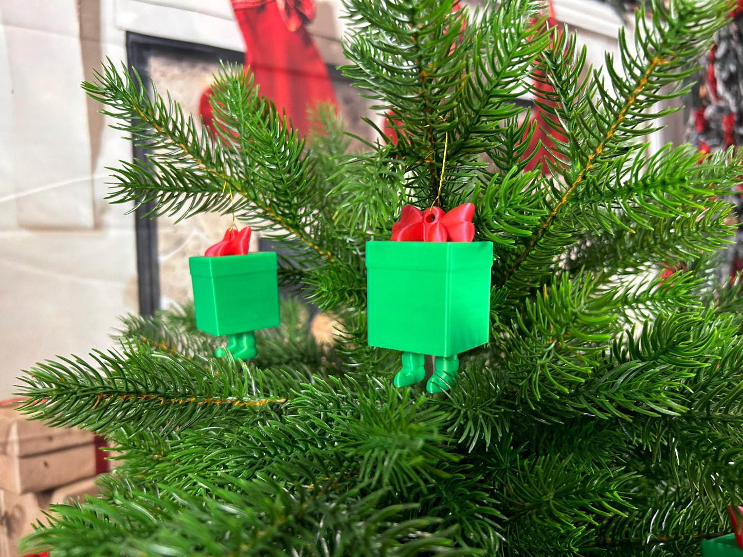 Geschenk mit baumelnden Füßchen 4er Set - Weihnachtsbaumdeko – grüne Geschenke mit roter Schleife – Christbaumschmuck, Christbaumbehang