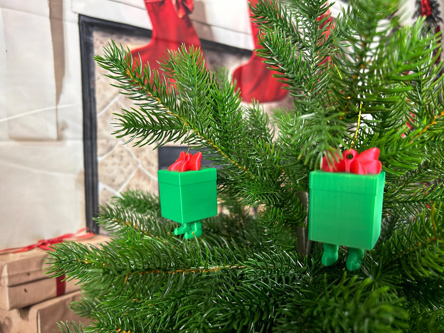 Geschenk mit baumelnden Füßchen 4er Set - Weihnachtsbaumdeko – grüne Geschenke mit roter Schleife – Christbaumschmuck, Christbaumbehang