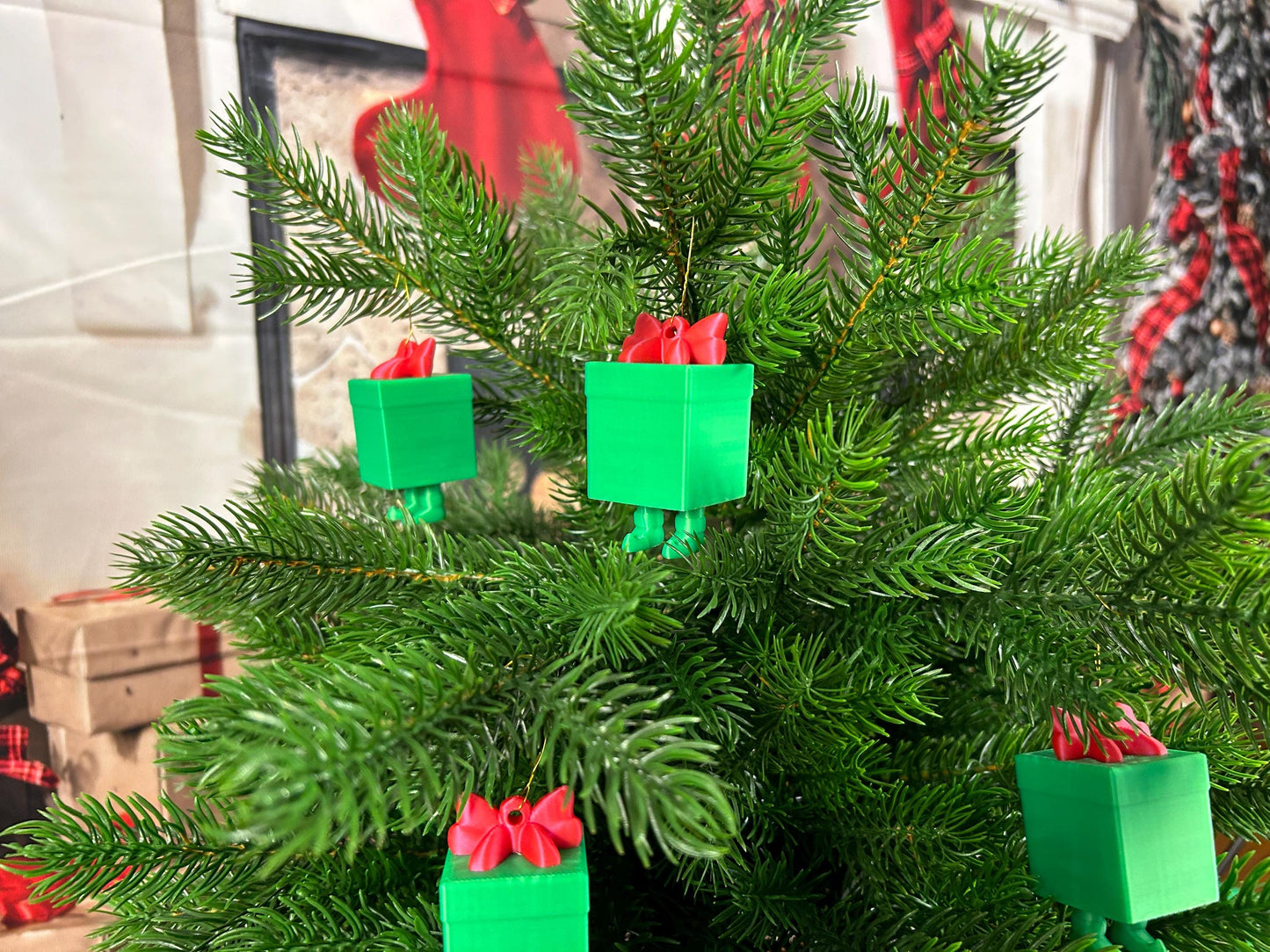 Geschenk mit baumelnden Füßchen 4er Set - Weihnachtsbaumdeko – grüne Geschenke mit roter Schleife – Christbaumschmuck, Christbaumbehang