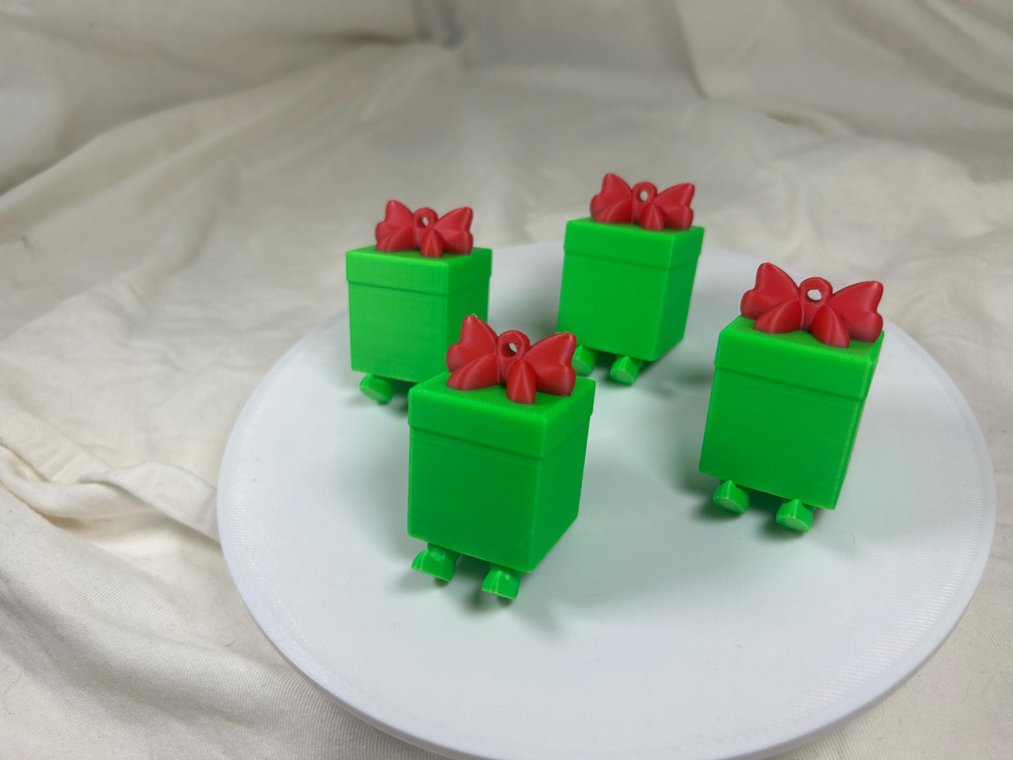 Geschenk mit baumelnden Füßchen 4er Set - Weihnachtsbaumdeko – grüne Geschenke mit roter Schleife – Christbaumschmuck, Christbaumbehang
