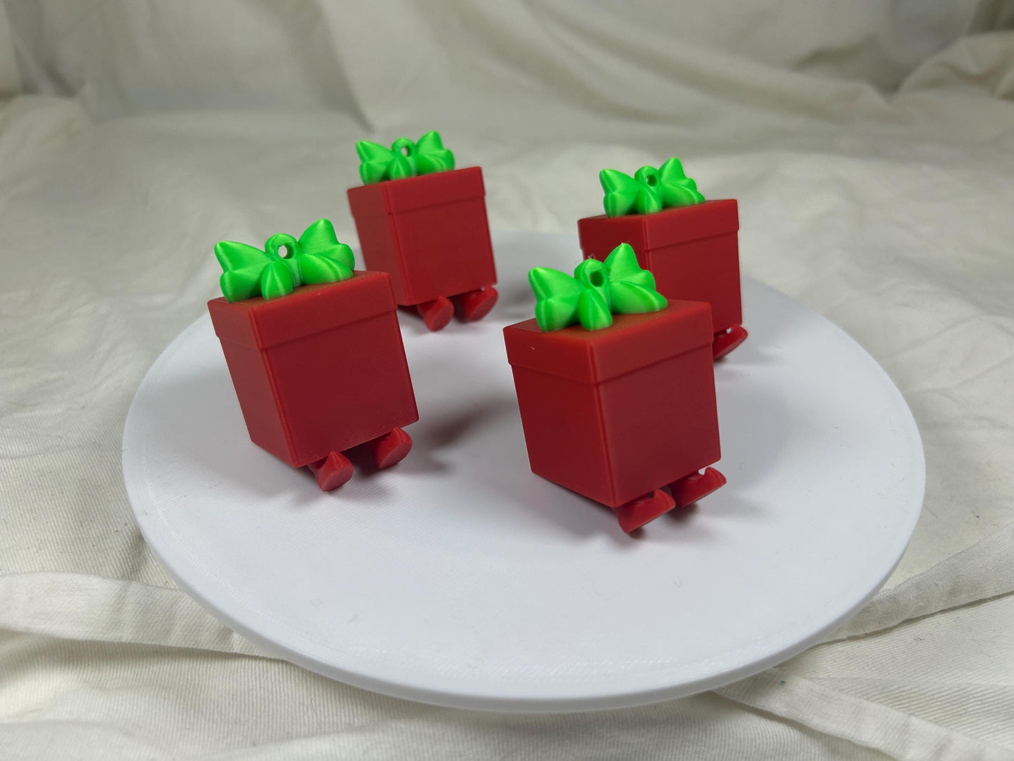 Geschenk mit baumelnden Füßchen 4er Set - Weihnachtsbaumdeko – 4 rote Geschenken mit grünen Schleifen – Christbaumschmuck, Christbaumbehang