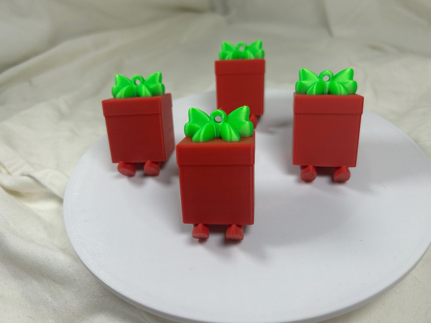 Geschenk mit baumelnden Füßchen 4er Set - Weihnachtsbaumdeko – 4 rote Geschenken mit grünen Schleifen – Christbaumschmuck, Christbaumbehang