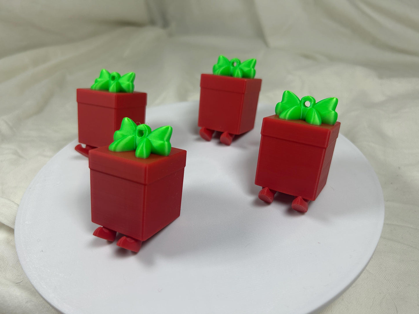 Geschenk mit baumelnden Füßchen 4er Set - Weihnachtsbaumdeko – 4 rote Geschenken mit grünen Schleifen – Christbaumschmuck, Christbaumbehang