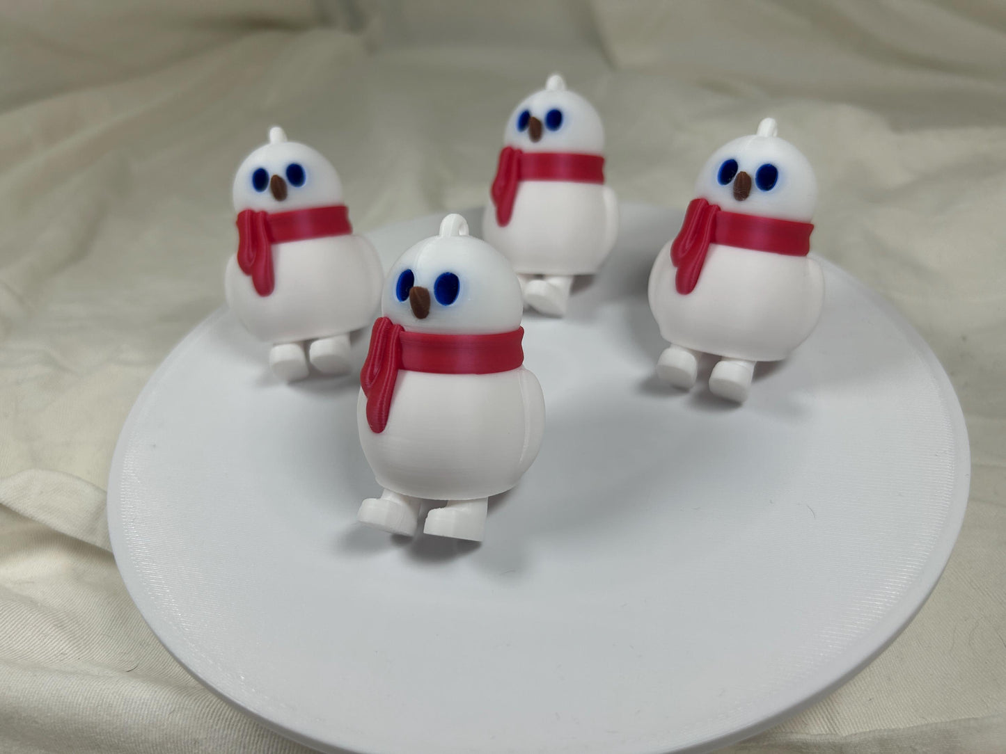 Schneemann mit rotem Schal 4er Set – Christbaumbehang - Festliche Weihnachtsdeko mit herabbaumelnden Füßchen – Christbaumschmuck