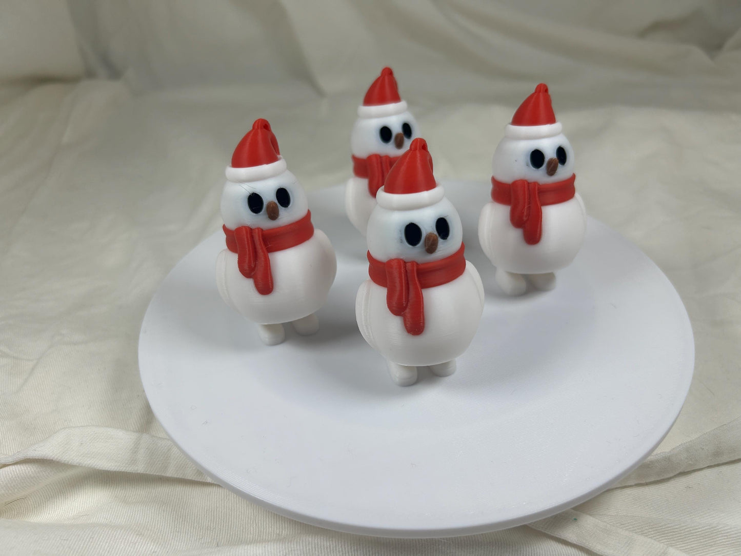 Schneemann-4er Set mit Schal, Mütze und herabbaumelnden Füßchen - Festliche Weihnachtsdeko, Christbaumdeko, Christbaumschmuck