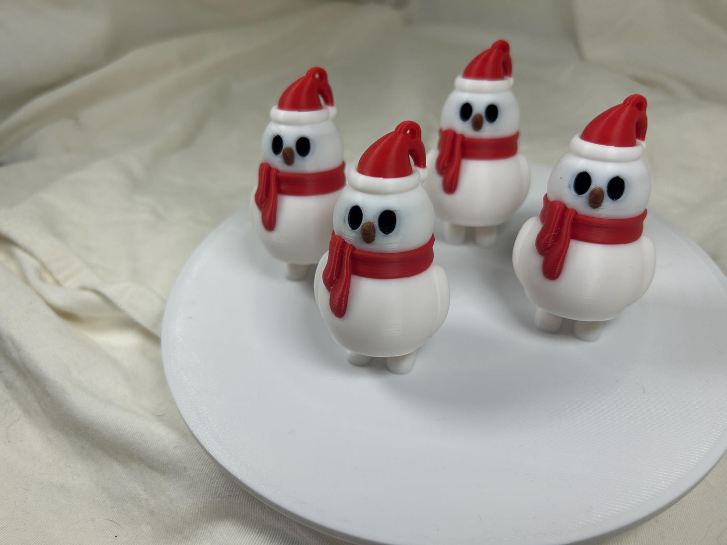 Schneemann-4er Set mit Schal, Mütze und herabbaumelnden Füßchen - Festliche Weihnachtsdeko, Christbaumdeko, Christbaumschmuck