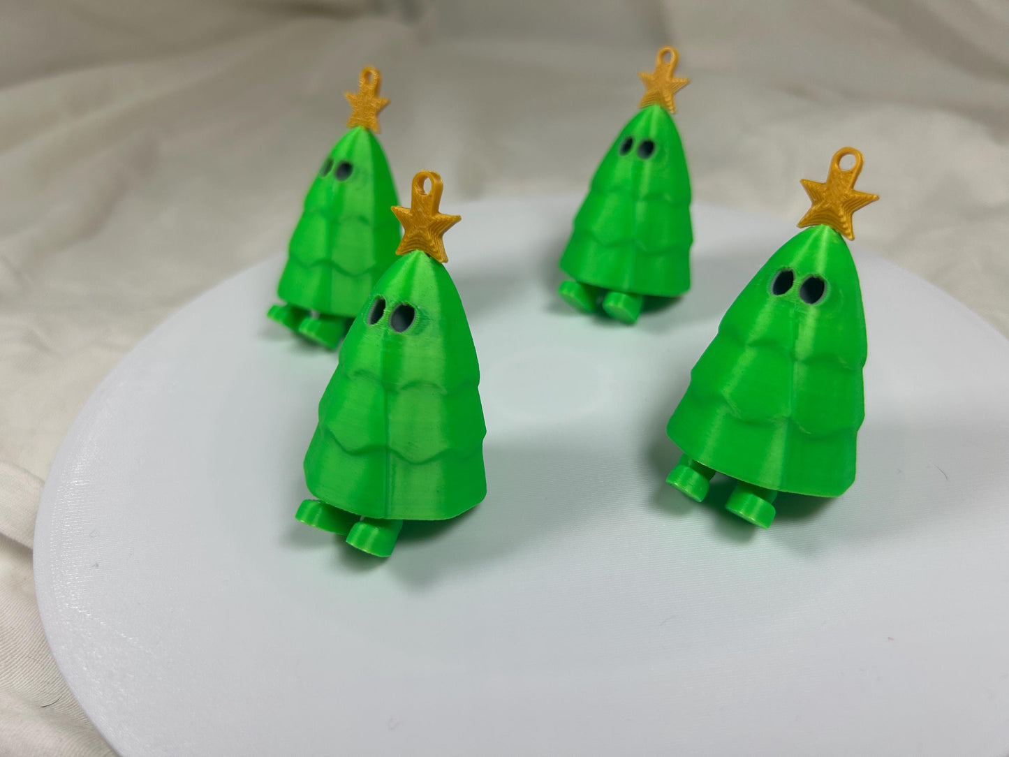 Weihnachtsbaum mit Stern 4er Set – Christbaumschmuck mit baumelnden Füßen und goldenem Stern, Weihnachtsdeko, Christbaumbehang