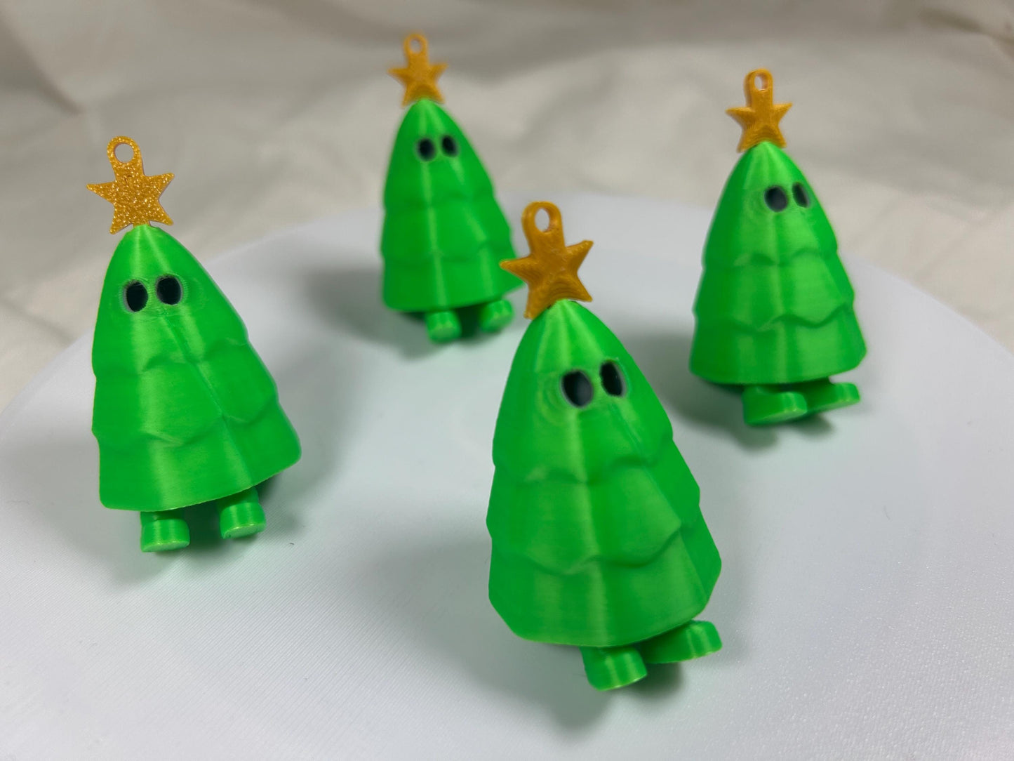 Weihnachtsbaum mit Stern 4er Set – Christbaumschmuck mit baumelnden Füßen und goldenem Stern, Weihnachtsdeko, Christbaumbehang