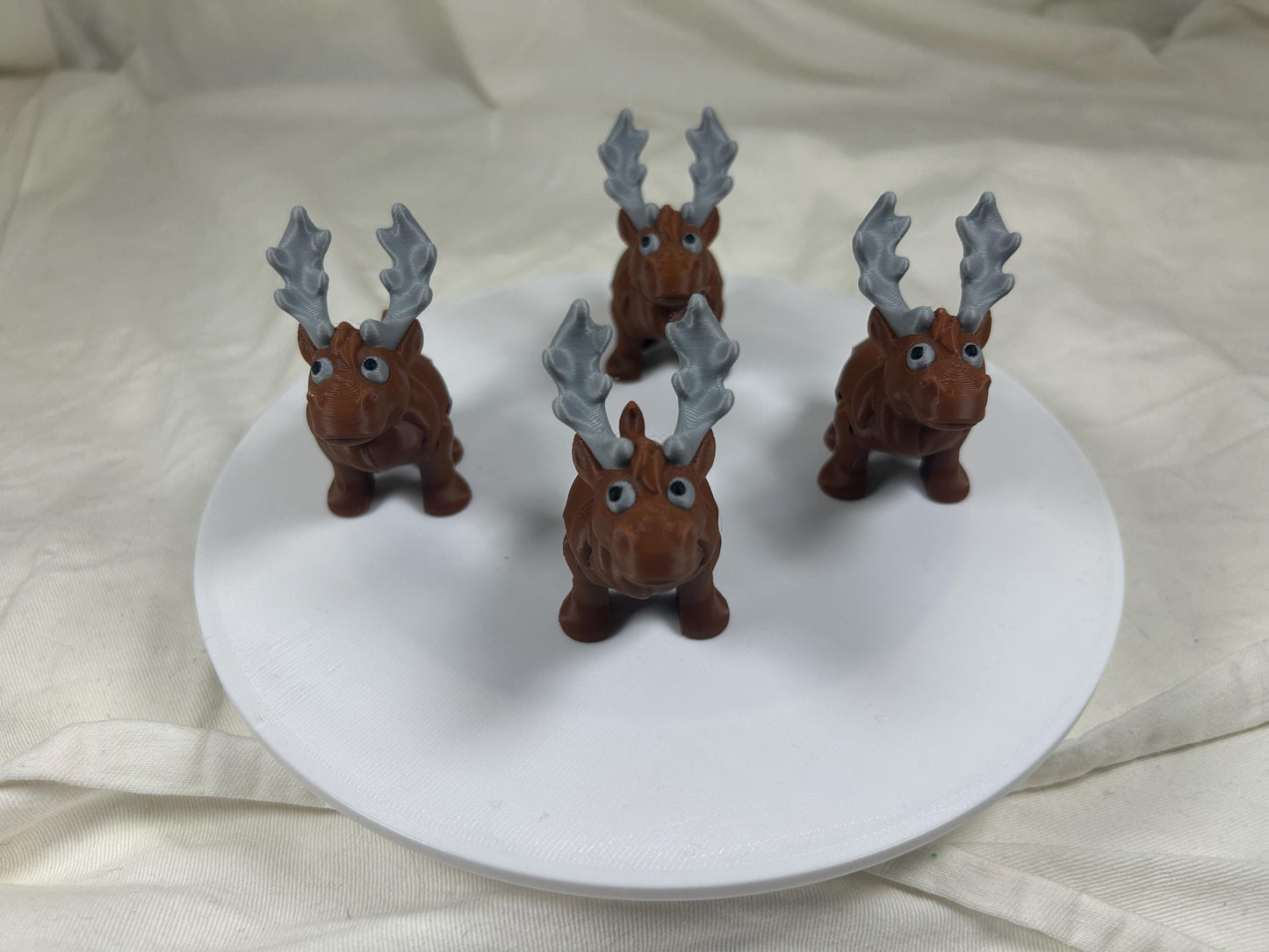 Elche mit Silbergeweih - 4er Set – Weihnachtsdeko | Christbaumschmuck | Christbaumbehang | Christbaumkugel | Mitbrinsel | Andenken