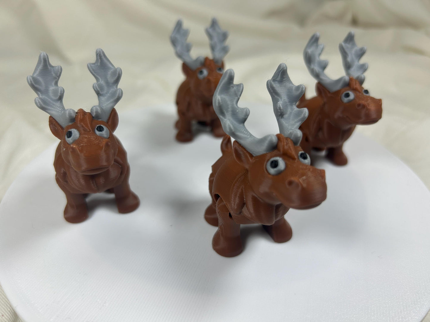 Elche mit Silbergeweih - 4er Set – Weihnachtsdeko | Christbaumschmuck | Christbaumbehang | Christbaumkugel | Mitbrinsel | Andenken