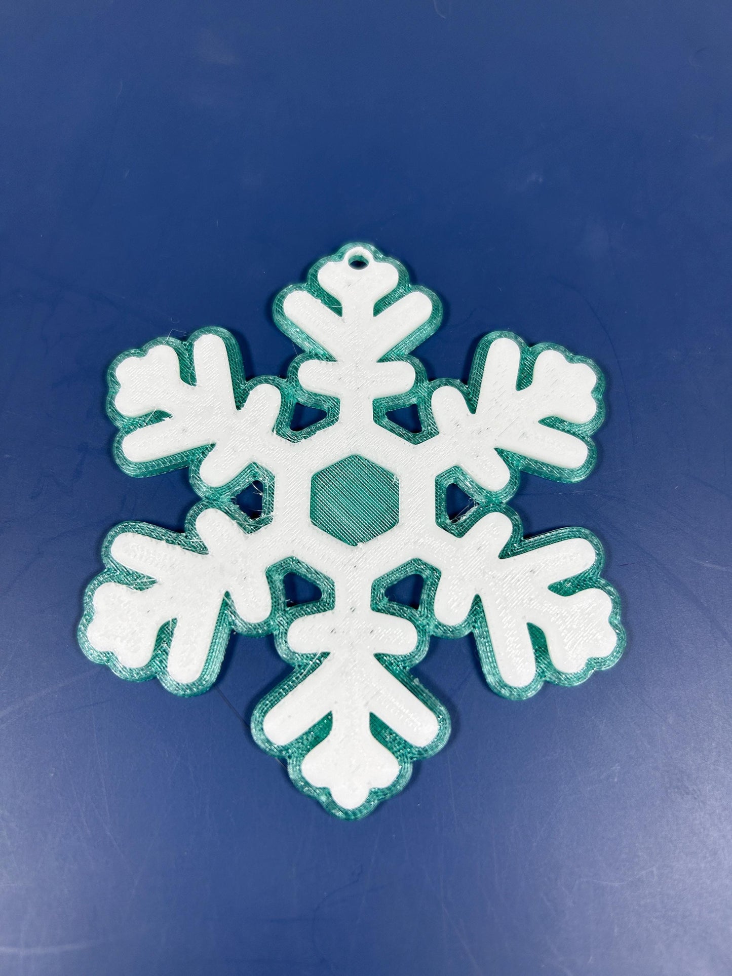 Schneeflocken zweifarbig 4 Stk (2 x 2er Set) – Extravagante Weihnachtsdeko, perfekt für Baum & Zuhause - Christbaumschmuck - Fensterdeko